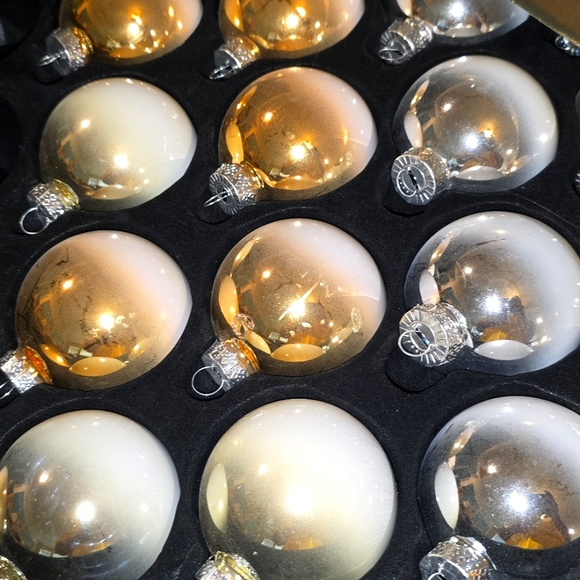 17 glass Christmas ornaments very hard to find. Will come on the original box. - Picture 1 of 7